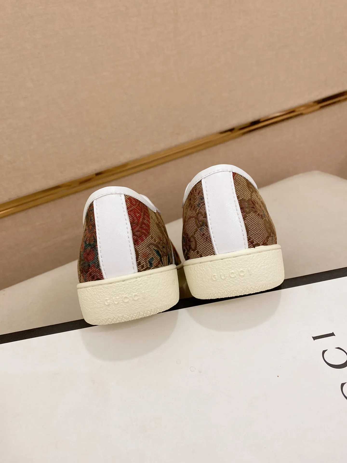 Factory price: 400💰 (GUCCI) The latest model from the official website 🎁🎁Casual and fashionable men's shoes👟, hot style 💥The version is simple and elegant, exclusive for trendy men. Unique official website latest brand elements 👑Gucci original decoration, fashionable and generous, the fabric is original cowhide ✅sheepskin lining, the official website specifies wear-resistant casual outsole, the classic model is taken in kind at the counter🎬38-44 (45 is not returned or exchanged)